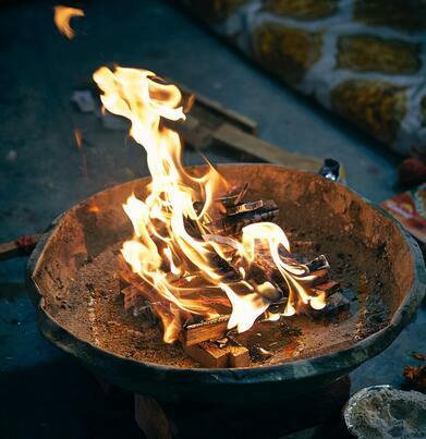 fuego en un ritual para hechizo para atraer